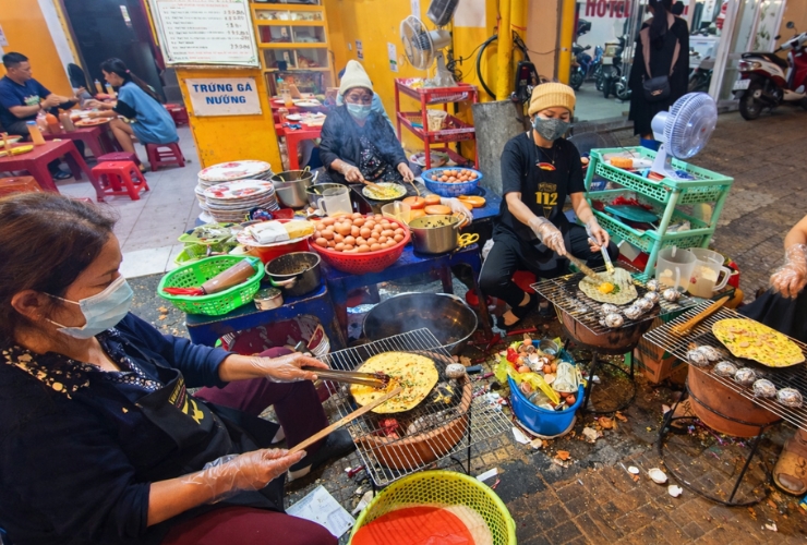 Observer la préparation du bánh tráng nướng, spécialité de rue de Dalat