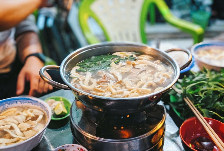 Partage et chaleur autour du lẩu gà lá é dans l’air frais de Dalat
