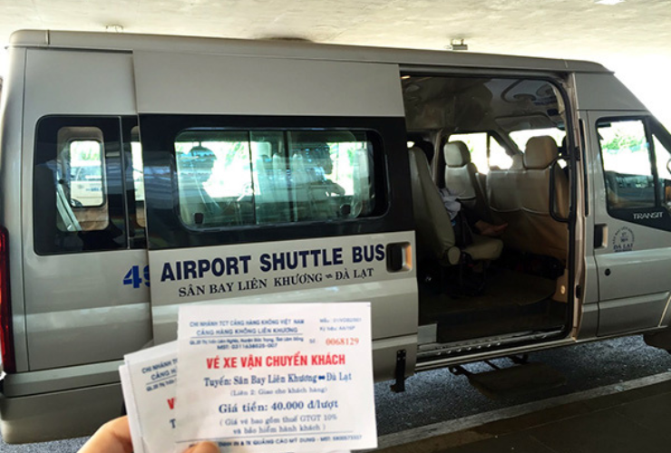 Le bus, le moyen de transport le plus économique pour se rendre de l’aéroport de Lien Khuong au centre-ville