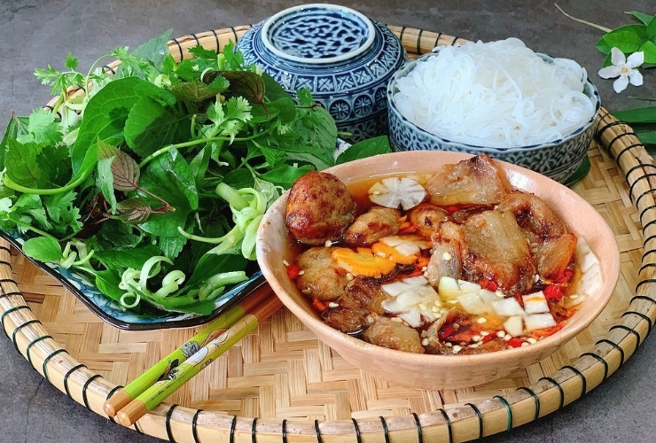 Passez par Bun Cha Huong Lien pour goûter au bun cha apprécié par le président Barack Obama