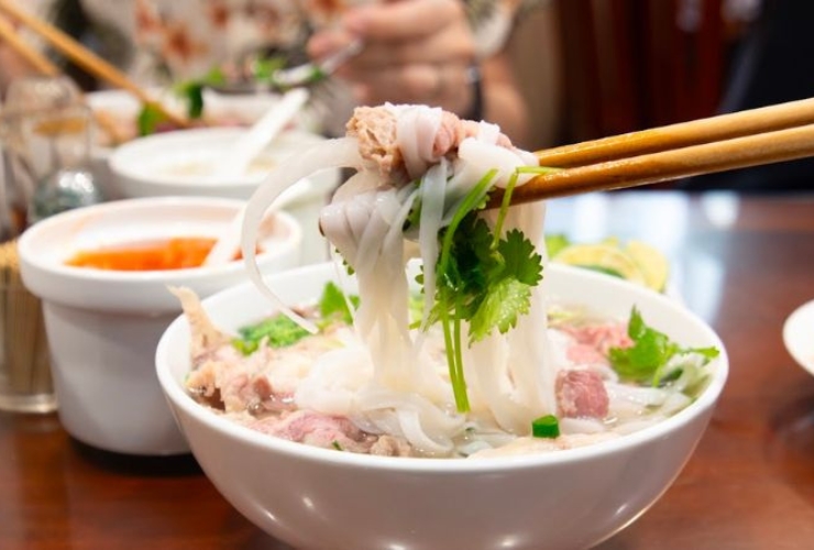 Pho 10 Ly Quoc Su, une adresse de pho emblématique au cœur du vieux quartier de Hanoï