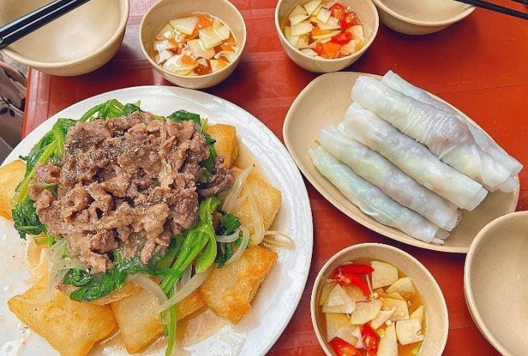 Visitez Pho Cuon Chinh Thang si vous souhaitez explorer davantage la cuisine locale de Hanoï