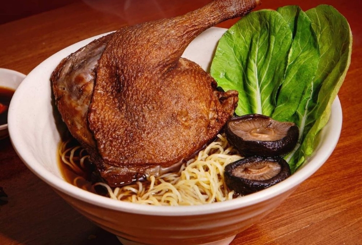 Nouilles au canard braisé - un des plats les plus emblématiques du Chinatown Ho Chi Minh