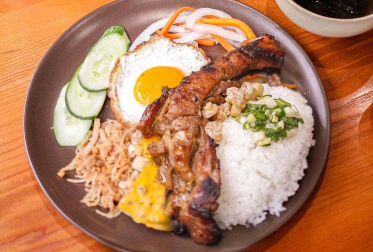 Savourez une assiette généreuse de com tam chez Com Tam Sa Bi Chuong