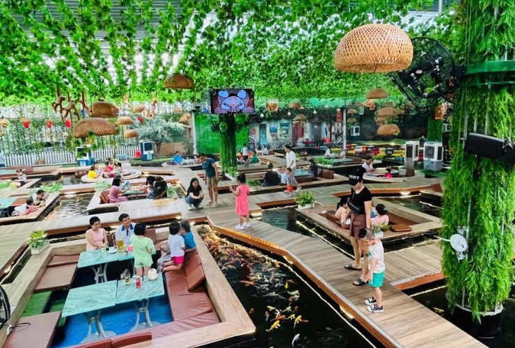 Un café aux carpes koï très tendance au cœur de la ville, idéal pour se détendre