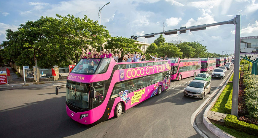 À Da Nang, il y a un bus à impériale Coco Bus, qui emmène les touristes aux attractions de la ville.