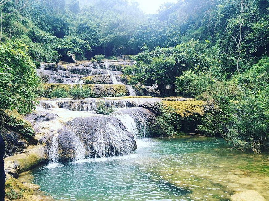 La beauté de la cascade de Hieu avec de l''eau claire