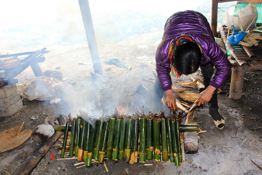 Com Lam (Riz gluant cuit à la vapeur dans des tubes de bambou) à Mai Chau Hoa Binh