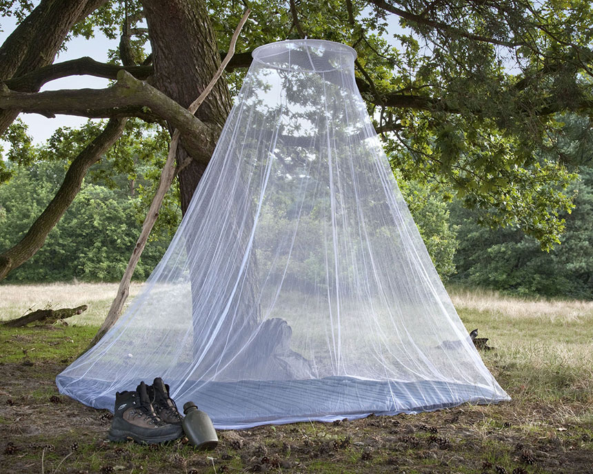 Dormir sous une moustiquaire imprégnée d’insecticide pour éviter des piqûres de moustiques au Vietnam 