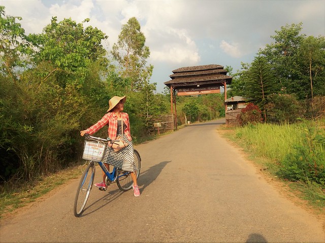 Faire du vélo dans les villages autour du lac Inle.