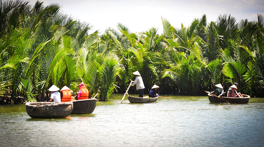 Faites une balade en bateau sur la rivière dans la forêt de noix de coco de Bay Mau