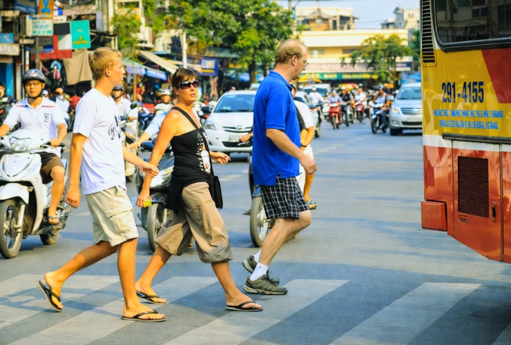 Traverser la rue lentement pour plus de sécurité au Vietnam