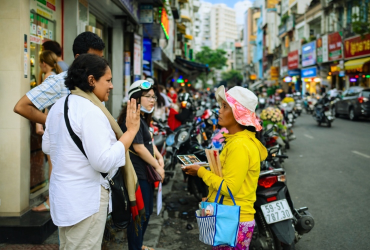 Vendeurs de rue au Vietnam dans les zones touristiques