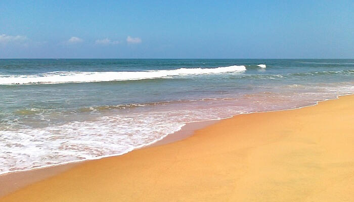 Chaque jour lorsque la marée descend des centaines de mètres de sable doré irisé mettent en valeur la plage.