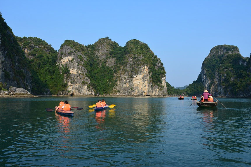 Chèo thuyền kayak trên vịnh Hạ Long