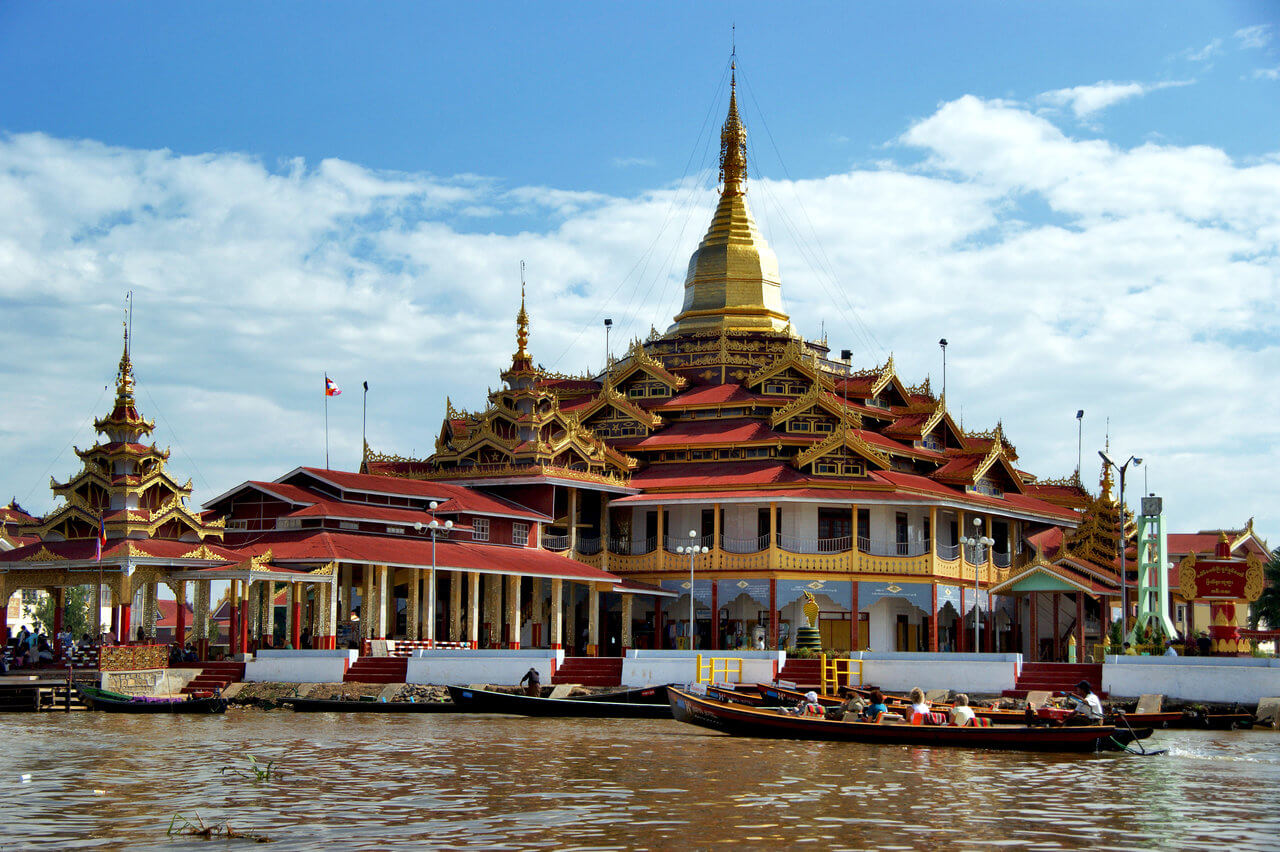 La pagode est situé bien en vue sur l''eau