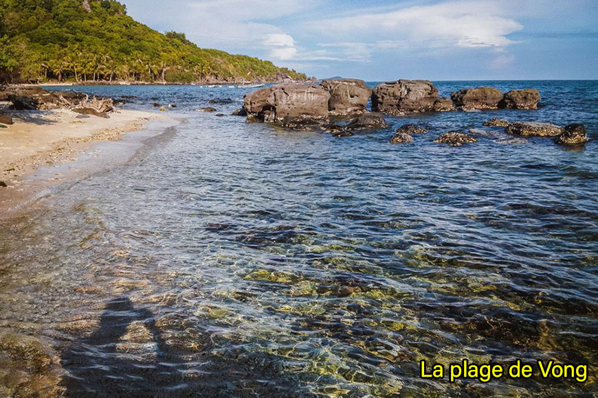 La plage de Vong a de nombreux rapides rocheux et de l''eau de mer claire