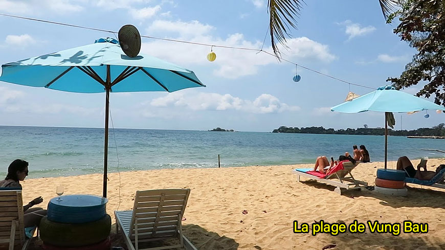 Debout sur la plage de Vung Bau, vous pouvez voir l''île de Mong Tay