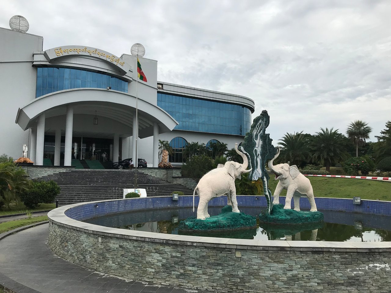La statue de deux éléphants blancs est située à l''intérieur du musée.