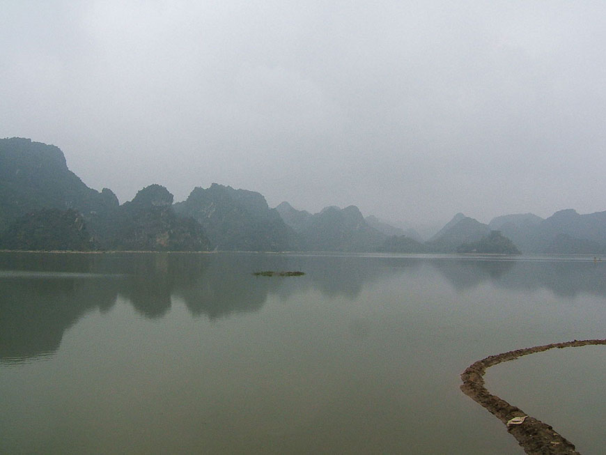Le lac Quan Son avec des montagnes rocheuses admirables juste à Hanoï