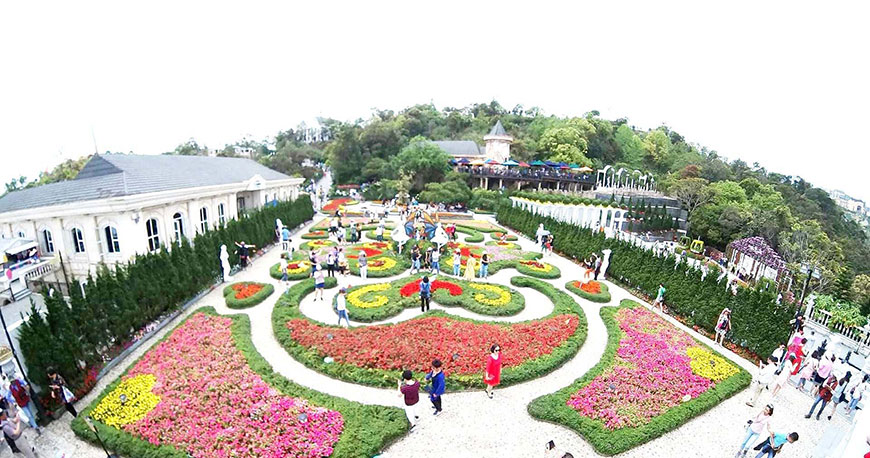 Le Jardin d''Amour - un lieu pour profiter l''ambiance fraîche et prendre des photos au milieu des jardins de fleurs 