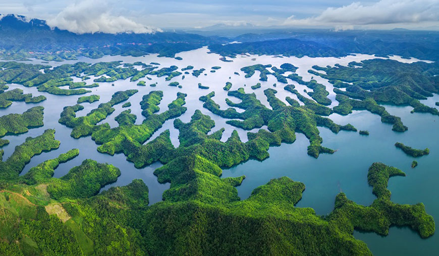 Le lac Ta Dung - la baie d''Halong terrestre au Nord du Vietnam avec milles d''îles multiformes