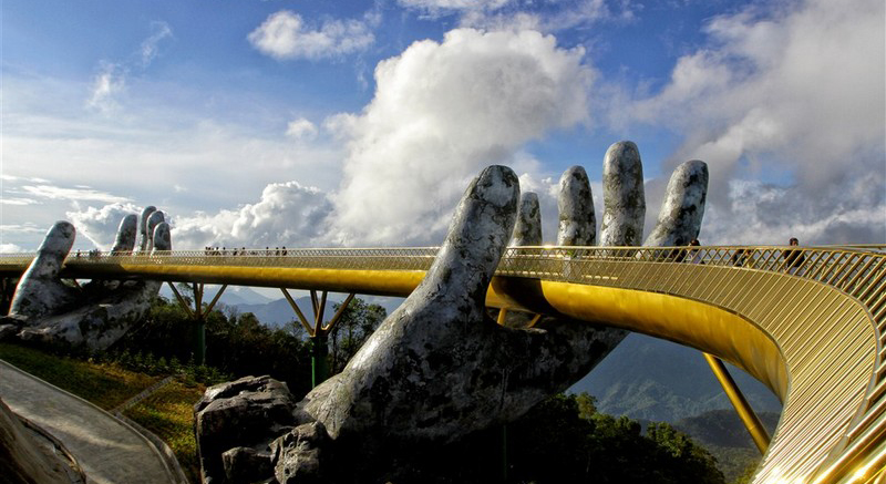 Le pont doré à l''altitude de 1400 m au niveau de la mer