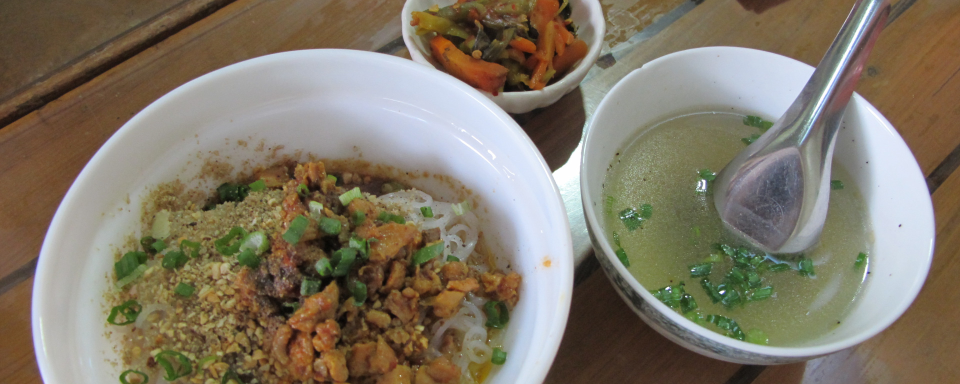 Les nouilles Shan sont souvent servies avec une tasse de soupe.
