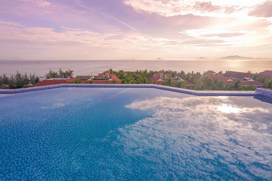 Arrêtez-vous au Resort avec une piscine et une vue magnifique sur la mer