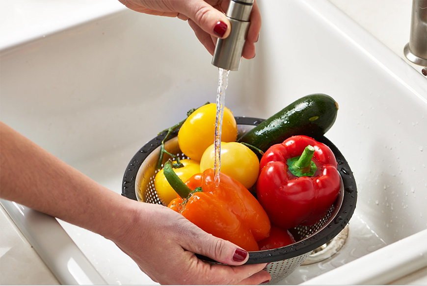 Manger des fruits et légumes que vous avez lavés à l''eau claire