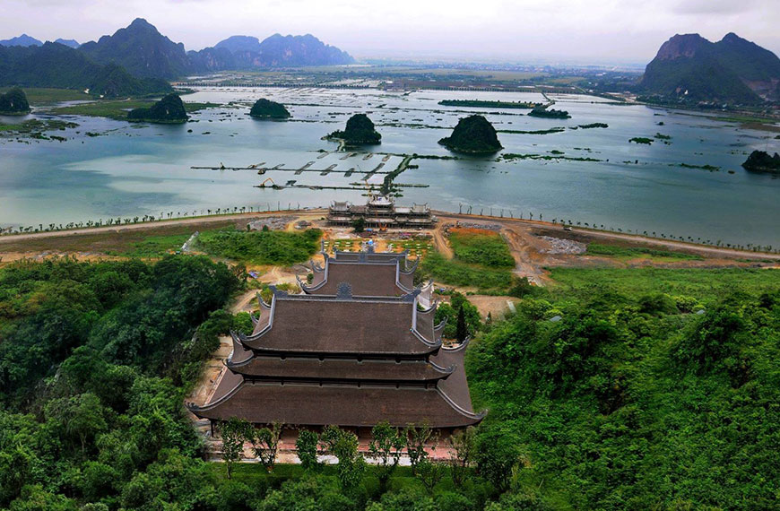De la pagode de Tam Chuc, les visiteurs peuvent voir panoramiquement le lac Tam Chuc et milles d''îles au milieu du lac