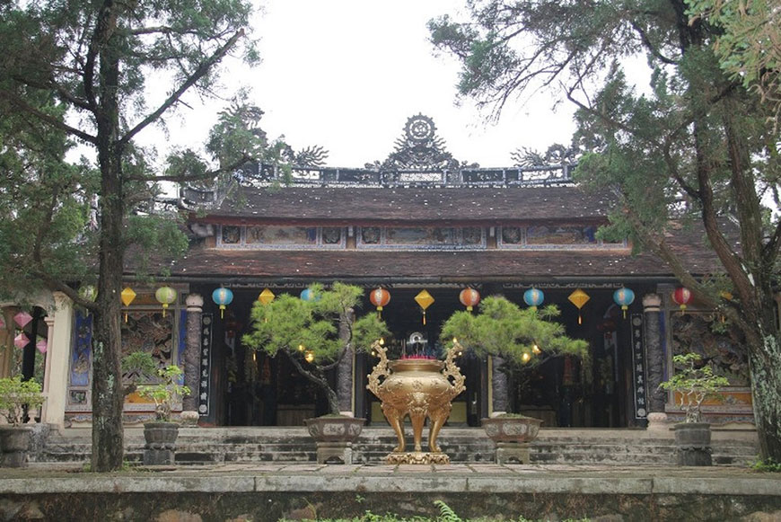 Le hall principal de la pagode Tu Hieu