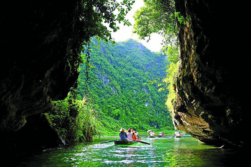 Pour vous rendre à Tam Coc, vous devez prendre un bateau sur la rivière Ngo Dong