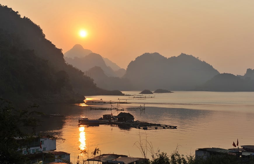 Scène de coucher de soleil à Thung Nai - Hoa Binh