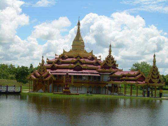 Un célèbre temple construit au Myanmar est construit en miniature.