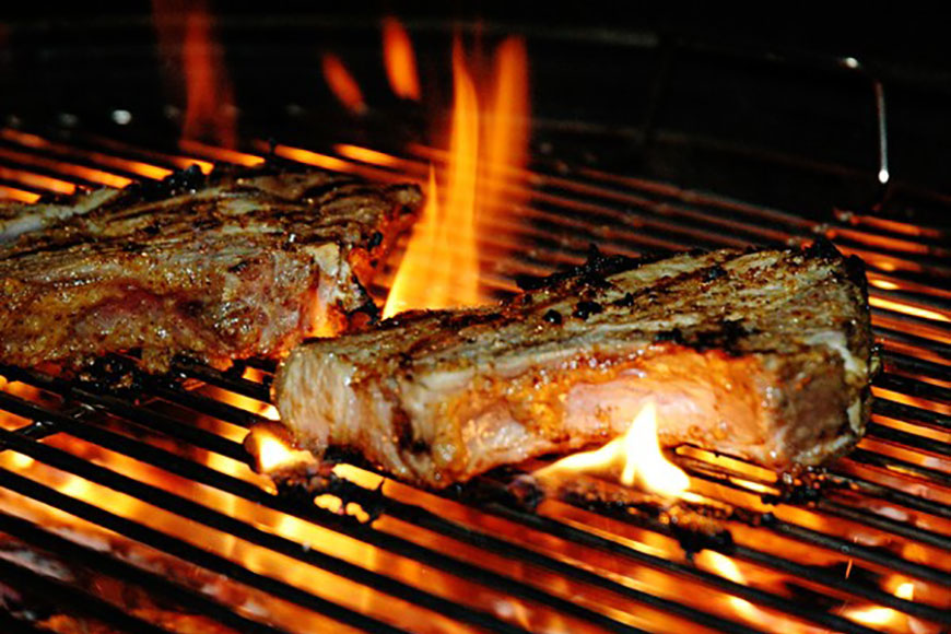 Un morceau de viande grillé au feu
