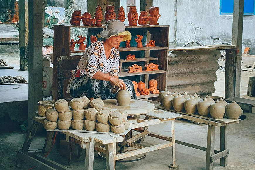 Village de poterie de Thanh Ha avec des œuvres pour simuler les merveilles du monde