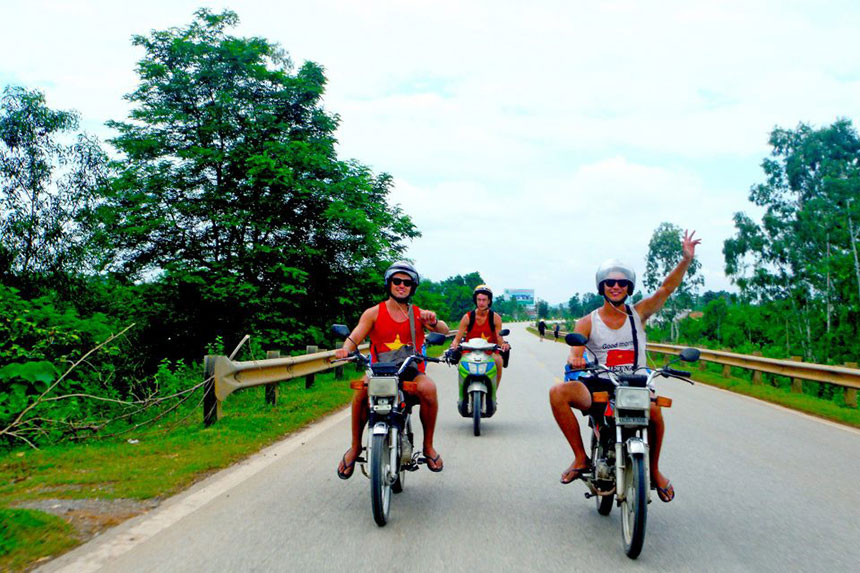 voyageurs moto utilisent en voyage au Vietnam