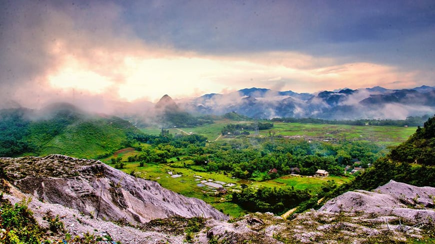 Vue panoramique de la vallée de Mai Chau - Photo prise d''en haut du col de Thung Khe