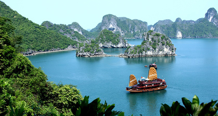 La baie d'Halong - le Patrimoine mondial de l'UNESCO à ne pas manquer dans le Voyage Vietnam nouvelles frontieres