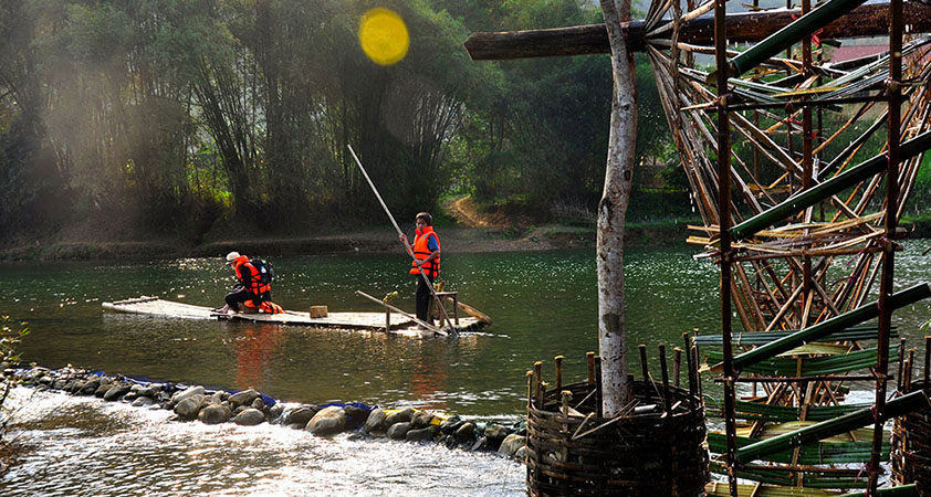 Le rafting en bambou en admirant les paysages pittoresques et calmes de Pu Luong