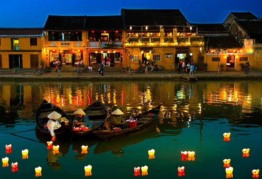 La nuit, Hoi An poursuit son envoutement en s'illuminant de milliers de lanternes