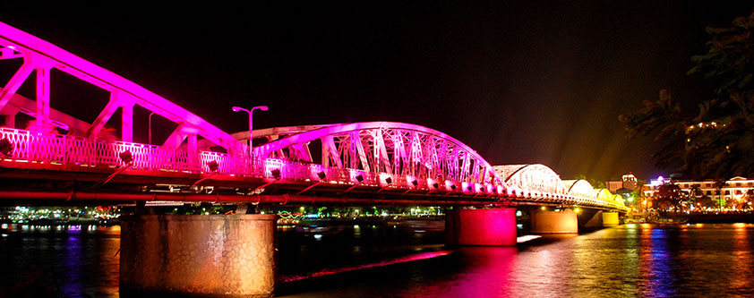Le pont à Hué