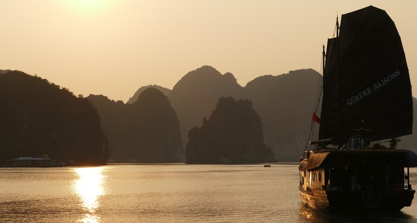 Admirer la beauté de la baie d'Halong illuminée dans l'aube vers ce Circuit Vietnam 11 jours