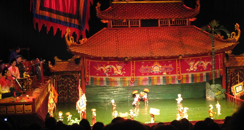 Commencer ce Circuit Vietnam 11 jours par un spectacle de marionnettes sur l'eau