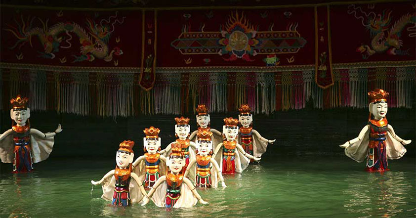 Le Circuit Vietnam 16 jours commence par un Spectacle de Marionettes sur l'eau