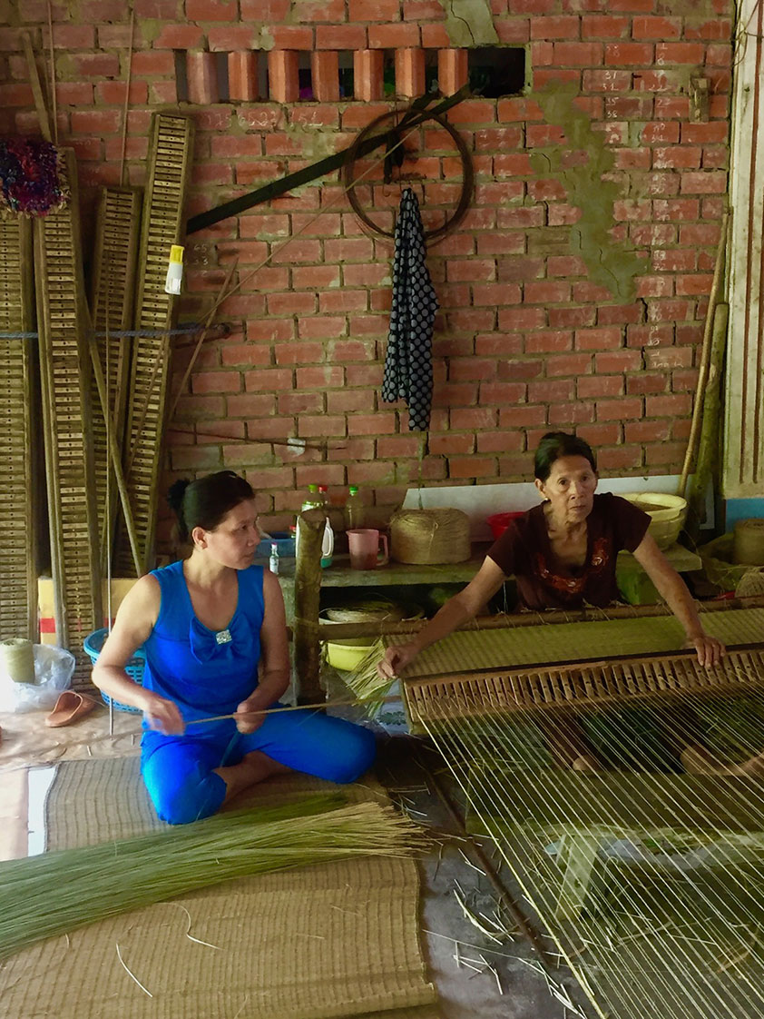 La fabrication de nattes au village de Nhon Thanh