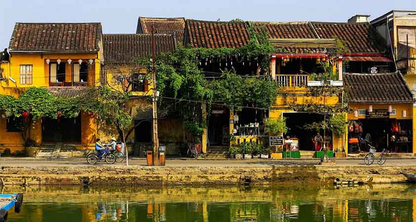 Le vieux quartier au bord de la rivière Hoi An