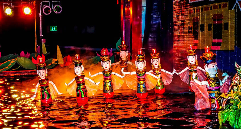 Assister au spectacle de marionnettes sur l’eau - la première activité du Circuit Vietnam 15 jours pas cher