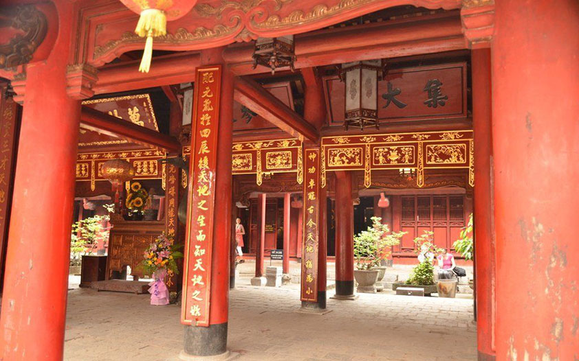 Visiter le temple de Littérature au deuxième jour du Circuit Vietnam pas cher 15 jours